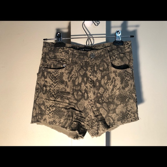 Zara snakeskin shorts - Picture 2 of 3